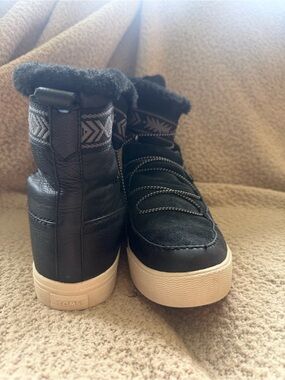 TOMS Black High-Top Sneakers with Cream Sole size 8